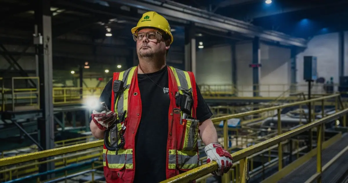 Profissionais em inspeção de segurança em uma instalação industrial